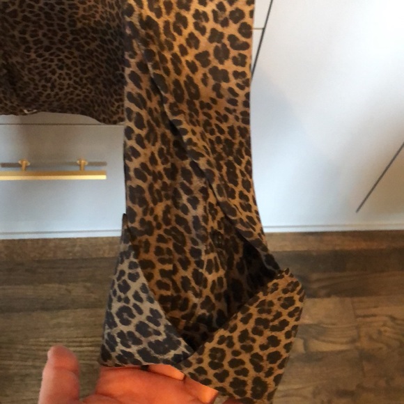 Gorgeous frame animal print silk blouse. Size M NWOT - Picture 3 of 10